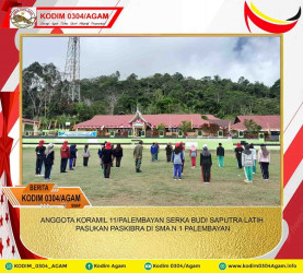 ANGGOTA KORAMIL 11/PALEMBAYAN SERKA BUDI SAPUTRA LATIH PASUKAN PASKIBRA DI SMA N 1 PALEMBAYAN