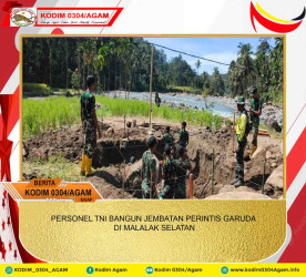PERSONEL TNI BANGUN JEMBATAN PERINTIS GARUDA DI MALALAK SELATAN